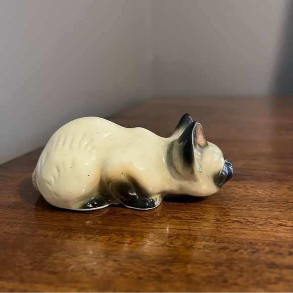 Vintage Enesco Ceramic Crouching Siamese Cat
Figurine 4.5" - Picture 4 of 6